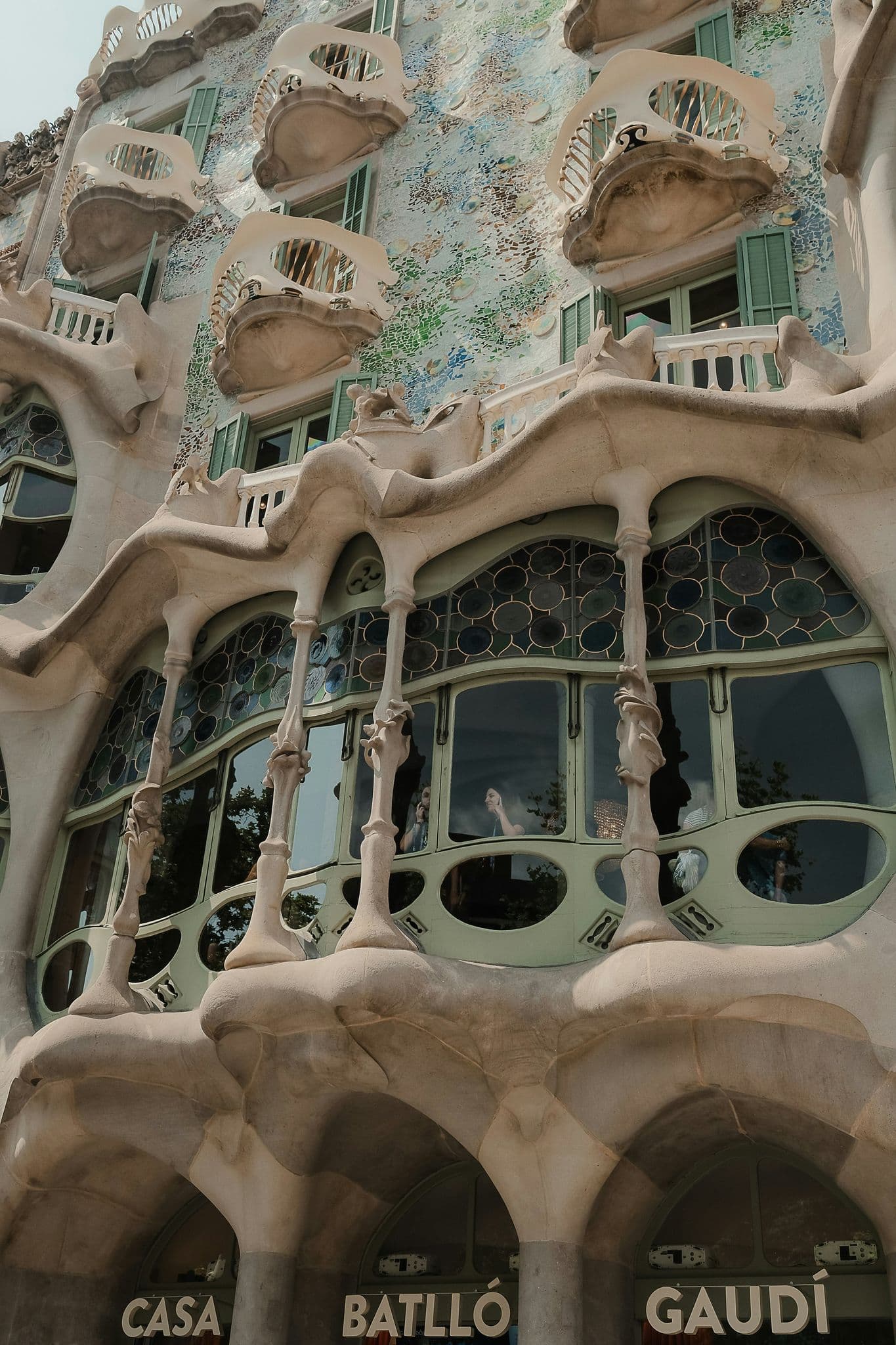 A tall building with lots of windows and balconies